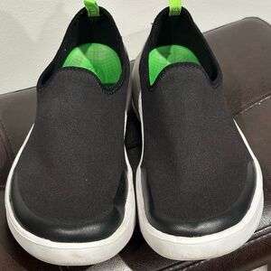 OOFOS Women's OOmg eeZee Low Shoe - White Black - 8